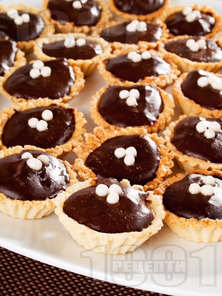 Сладки кошнички с домашен шоколадов какаов маслен крем - снимка на рецептата